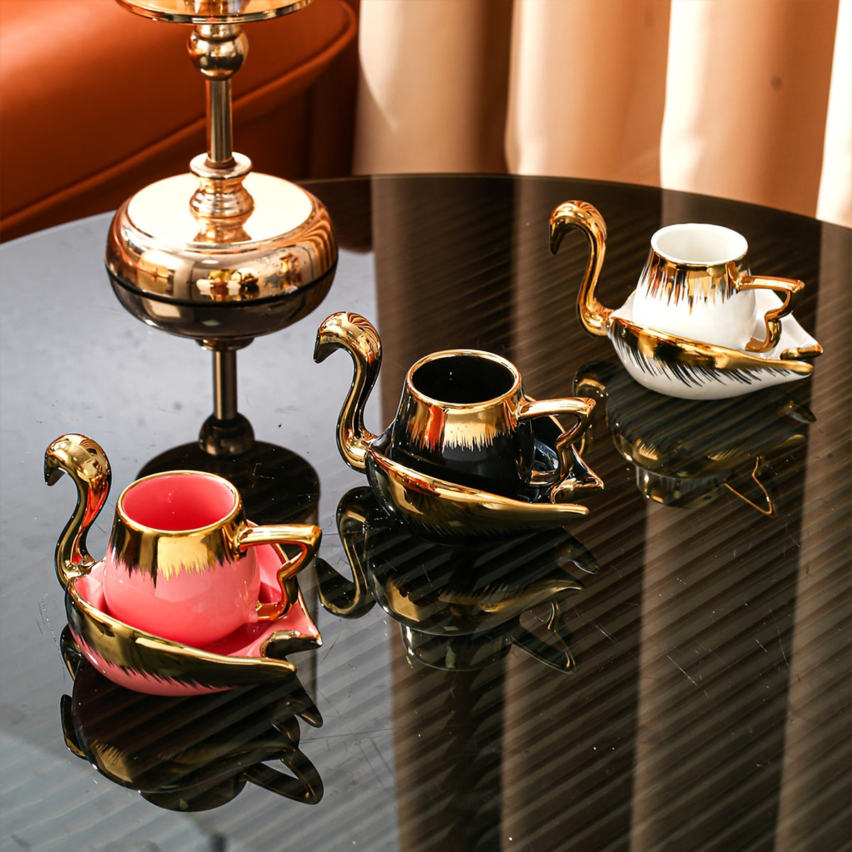 Conjuto de Xícara com Pires de Porcelana - Cisne Dourado