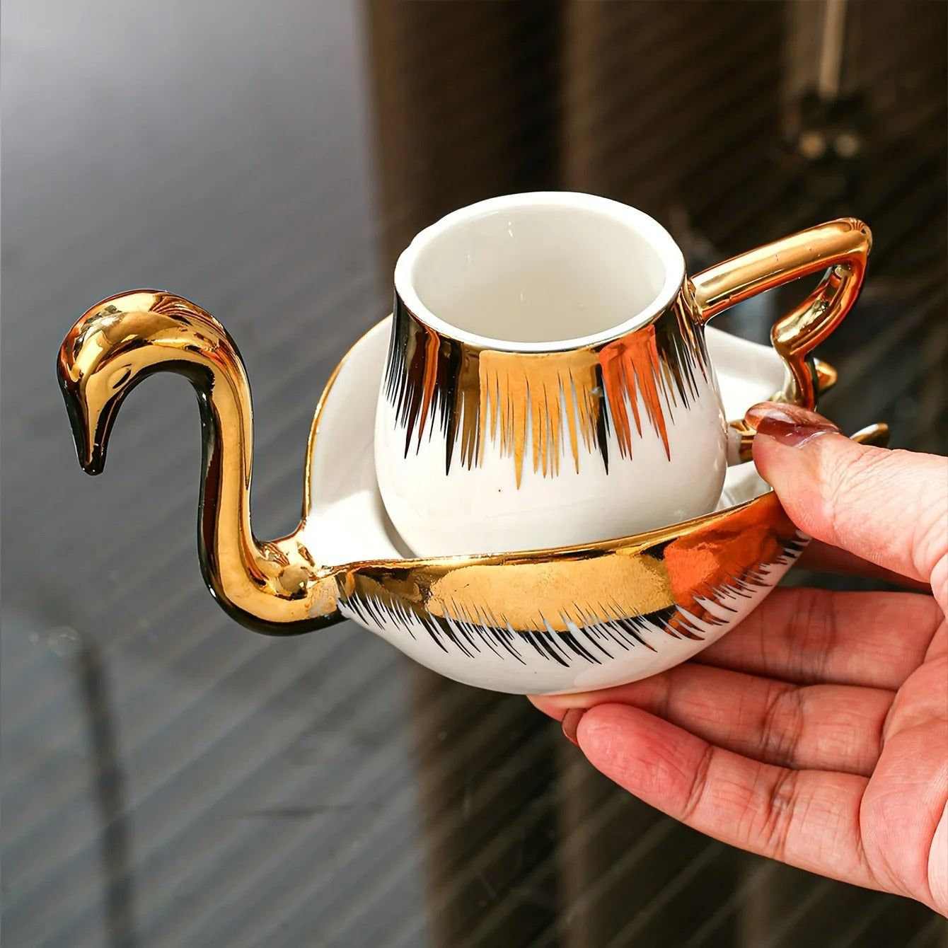Conjuto de Xícara com Pires de Porcelana - Cisne Dourado