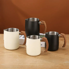 Jarra Leiteira Pitcher - Retrô com Alça em Madeira