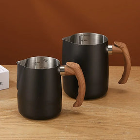 Jarra Leiteira Pitcher - Retrô com Alça em Madeira